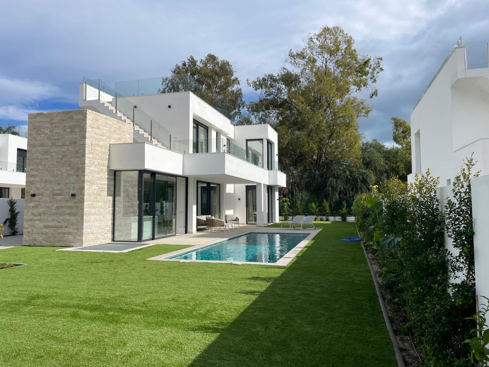 Chalet en venta en Estepona – Ref: A-012601