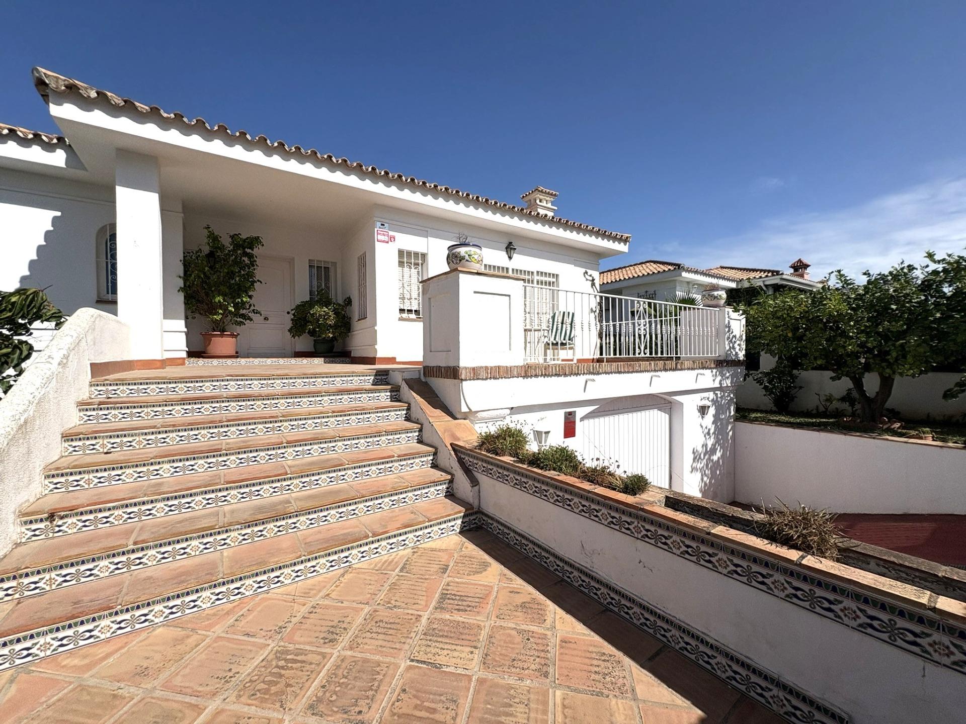 Chalet independiente en Alhaurín de la Torre – 4 dormitorios